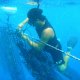 28- Tony attache les paniers sur des lignes a qq metres sous la surface 